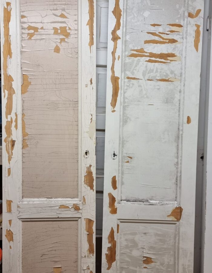 Kunnostettavat ovet, maali hilseilee.