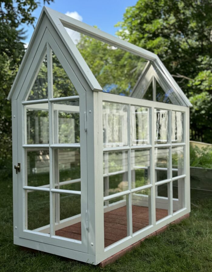 Puinen kasvihuone perinneikkunoista