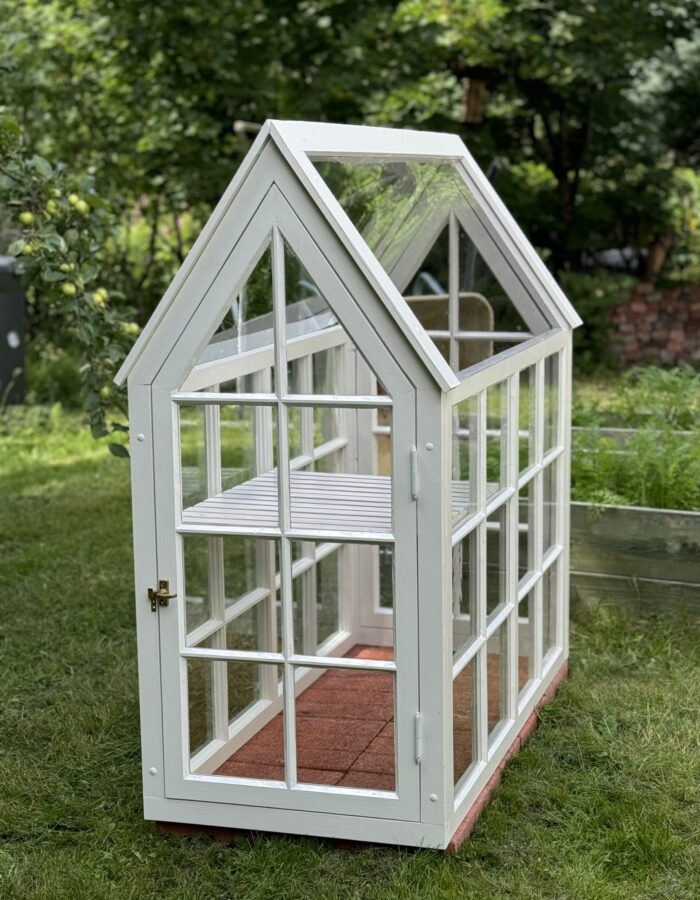 Puinen kasvihuone. Perinneikkunat ja messinkiset helat.