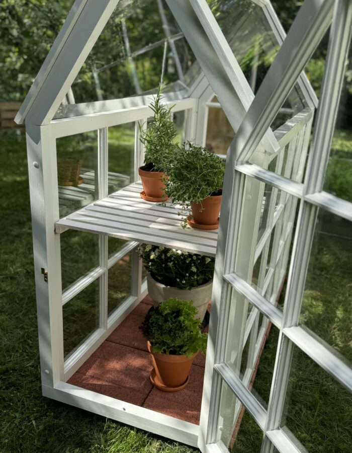 Puinen kasvihuone perinneikkunoista