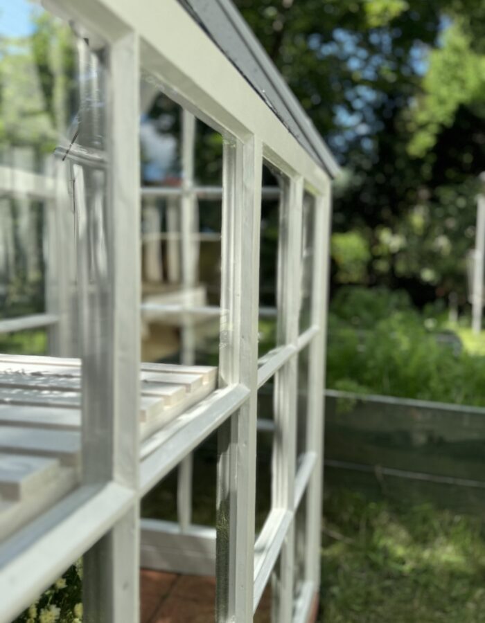 Puinen kasvihuone perinneikkunoista